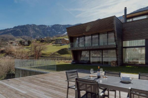 Stunning and Modern House On The Lake